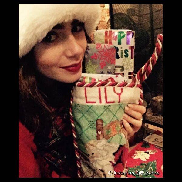 Lily Collins tamb?m optou pelo vermelho fechado e matte na noite de Natal (Foto: Instagram @lilyjcollins)